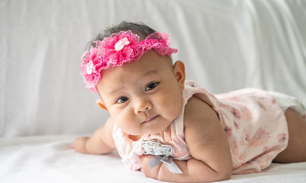 A complete guide on how to dress babies for sleep safely and comfortably in different seasons, including temperature tips and sleepwear advice